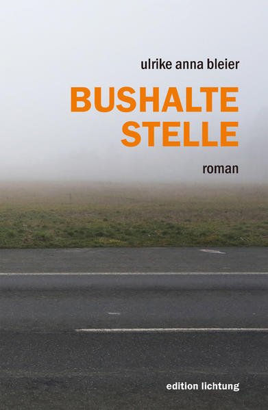 Elkes Leben beginnt mit einem Desaster. Für Theresa, ihre Mutter, ist die Geburt traumatisch, sie kann die Tochter nicht annehmen und ignoriert sie fortan. Zu allem Überfluss ist Elke rothaarig wie ihr Vater Sepp, den die Mutter eher aus Verzweiflung denn aus Liebe geheiratet hat. Als Elkes kleiner Bruder Markus geboren wird, konzentriert sich die Fürsorge der Mutter ganz auf ihn. Elke leidet still unter ihrer Unsichtbarkeit und verschwindet eines Tages. Den inneren Dialog mit der Mutter setzt sie Zeit ihres Lebens fort. Jahre später nimmt ihr Bruder wieder Kontakt zu Elke auf und trifft sie in Tschechien. Die Lebenswege von Elke und ihrer Mutter, mittlerweile im betagten Alter, werden wieder miteinander verknüpft. Vieles klärt sich, nichts wird entschuldigt. Herausragend ist in diesem Roman einmal mehr Ulrike Anna Bleiers unverwechselbare Art zu erzählen. Mit der Du-Perspektive wählt sie eine ungewöhnliche Form, die die Person Elke und ihr Gefühl, bedeutungslos zu sein, zu fassen versucht. Der Text macht sichtbar, wie sehr die Geschichte unserer Familie in uns eingeschrieben ist. Bushaltestelle ist kein Buch über Heldinnen und Helden. Es ist ein Buch über Menschen, die ein Leben lang darauf warten, gesehen zu werden.