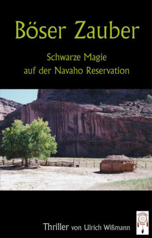 Officer Frank Begay von der Navaho- Stammespolizei wird zum Schauplatz eines besonders grausamen Verbrechens gerufen. In einer entlegenen Gegend des Reservates wurde eine ganze Familie ermordet. Das Big MountainGebiet, in dem die Familie Tsosie lebte, ist seit Jahrzehnten Gegenstand der Auseinandersetzung verschiedener Firmen, die in dem Gebiet reichhaltige Rohstoffe ausbeuten, der US- Regierung und der Stammesräte der Hopi und Navaho. Ein Großteil der Bevölkerung wurde bereits zwangsweise umgesiedelt. Nur wenige Familien, wie die Tsosies, waren der Umsiedlung bis heute entgangen. Liegt hier das Motiv? Begay findet Spuren, die belegen, dass es Zeugen für die Tat gab. Offenbar war Edward Tsosie, der sonst im Internat lebt, mit seinem Freund Adam Nicks zu Besuch. Begays FBI- Kollege Caldwalder findet heraus, dass Nicks ein furchtbares Geheimnis umgibt. Die beiden Jungen sind nach der Tat in die Wildnis geflüchtet. Aber die Killer sind ihnen auf den Fersen. Begay und Caldwalder machen sich an die Verfolgung. Die Spur führt in ein Gebiet, in dem nach dem Volksglauben der dort lebenden Navaho ein gefährlicher Hexer sein Unwesen treibt …