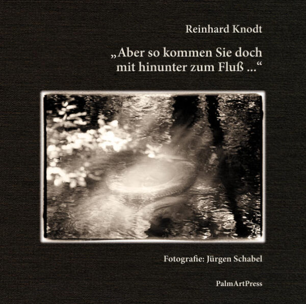 Das Buch mit dem eigenartigen Titel: „Aber so kommen Sie doch mit hinunter zum Fluss …“ ist eine „Minimalreise“ u¨ber dreissig Meter - dreissig Meter allerdings, die es in sich haben! Der Autor fu¨hrt uns nach London, Baton Rouge und ans Meer obwohl wir uns ständig an einem Flussufer in Mittelfranken aufhalten. Eine Philosophie des Allerkleinsten und Allergrößten, des Alltäglichsten und des Besonderen. Die Bilder des bekannten Fotoku¨nstlers Ju¨rgen Schabel verwandeln das schlicht schöne Buch in einen kleinen Traum!