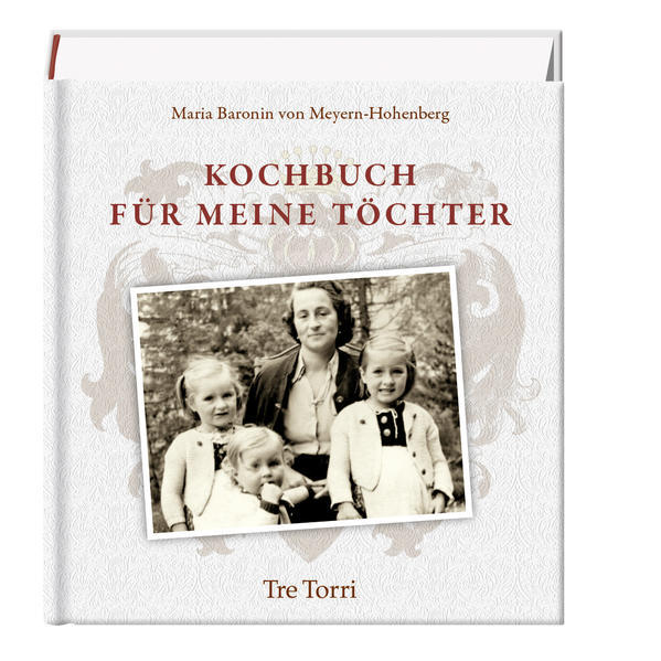 Wie bereitet man Hechtklöße, Jungschweineschlegel und eine Sauce Mornay zu? Was ist Kartoffelsûzette oder Malakoff? Aus den zahlreichen Gerichten, die Maria Baronin von Meyern-Hohenberg in ihrer Münchner Kochschule Anfang der 50er-Jahre den „jungen Bräuten“ lehrte, entstand der Leitfaden für die kompetente und „moderne“ Hausfrau, um Familie und Gäste zu verwöhnen. Diese umfassende Rezeptsammlung bietet einen guten Überblick über die deutsche Küche der 50er- und 60er-Jahre, das Standardwissen und den kulinarischen Zeitgeist. Die rund 300 Rezeptklassiker werden in 16 Kapitel wie zum Beispiel Vorspeisen, Saucen, Salate, Fischgerichte und Mehlspeisen thematisiert. Komplettiert wird dieses Kochbuch durch charmante Schwarz-Weiß-Fotos der Familie von Meyern-Hohenberg, von ihren Freunden und Gästen.