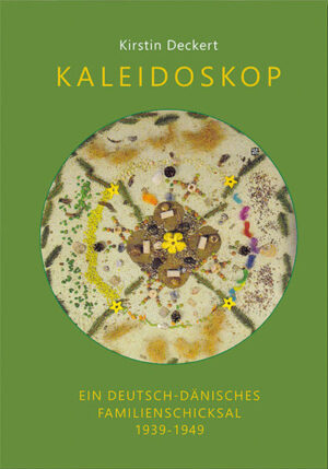 Das Buch der in Hamburg geborenen dänischen Schrift­stel­lerin Kirstin Deckert ist eine Zusammenfassung von Zeit­zeugnissen einer der dunkelsten Abschnitte der deut­schen Geschichte, in der die Verfasserin ihre Kindheit verbrachte. Ihre Zusammenstellung von Tagebuchein­tra­gungen, Briefen und den mündlichen Berichten von Familienmitgliedern sowie ihrer eigener Erinnerungen bildet ein Muster, das einem Ka­leidoskop gleicht und einen Weg erkennbar werden lässt, der ihre deutsch-dänische Familie wie von unsicht­barer Hand geleitet im deutsch-dänischen Umfeld unbeschadet durch die huma­nitären Katastrophen und das Chaos jener Zeit führte.