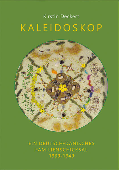 Das Buch der in Hamburg geborenen dänischen Schrift­stel­lerin Kirstin Deckert ist eine Zusammenfassung von Zeit­zeugnissen einer der dunkelsten Abschnitte der deut­schen Geschichte, in der die Verfasserin ihre Kindheit verbrachte. Ihre Zusammenstellung von Tagebuchein­tra­gungen, Briefen und den mündlichen Berichten von Familienmitgliedern sowie ihrer eigener Erinnerungen bildet ein Muster, das einem Ka­leidoskop gleicht und einen Weg erkennbar werden lässt, der ihre deutsch-dänische Familie wie von unsicht­barer Hand geleitet im deutsch-dänischen Umfeld unbeschadet durch die huma­nitären Katastrophen und das Chaos jener Zeit führte.