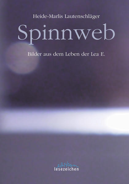 Da ist eine, noch jung, die ihre sicher scheinende, mühsam errungene Existenz als Malerin in Frage stellt, beim Untergang des Landes, in dem sie aufwuchs, wirkte. Und die sich nicht abfinden mag, schmollend oder achselzuckend, resignierend oder wütend - wie so viele neben ihr. Aufgeben? Nein! Schon um für die eine Stimme zu sein, die sich nicht mehr zu Wort melden wollen, können, dürfen ... Lea E. kandidiert für die „Nachfolgepartei”, sitzt im Land tag, sorgt sich um Menschen, um Kultur. Auch um sich? Um ihren Mann? Ausgelaugt ist sie zuweilen, aber die Fragen bleiben, die ihre innere Stimme ihr unbarmherzig stellt: Wer bist du, Lea Erdmann... Heide-Marlis Lautenschläger hat ein Buch geschrieben, das von den Mühen zeugt, sich Neuem zu stellen, sich dabei treu zu bleiben - sei es im Umgang mit den Kolleginnen und Kol legen in der Fraktion, in der Familie, bei den Freunden, in Gesprächen bei Fahrten übers Land - und sie scheut sich nicht, Verluste einzugestehen. Auch bei sich selbst. Die Autorin, 1941 in Neubrandenburg/ Mecklenburg geboren, stammt aus einer Lehrerfamilie. Sie schließt nach der Schulzeit die Garten bau lehre ab. Ihre Bewerbung an der Kunsthochschule schlägt fehl. Sie arbeitet im Bezirkskabinett für Kulturarbeit, als Bibliothekarin, als Redakteurin einer Betriebszeitung, als Werbegrafikerin, Keramikmalerin, ab solviert ein Fernstudium für Leiter des Bildnerischen Volksschaffens und gibt Unterricht in Zeichenzirkeln für Kinder. 1974 wird sie Mitglied im Verband Bildender Künstler der DDR. Da ist sie geschieden und alleinerziehende Mutter von drei Kindern. 1982 zieht sie mit den Kindern und ihrem zweiten Mann, der auch Maler und Grafiker ist, aufs Dorf. Die Familie baut ihr Haus aus, die Künstler beschicken Ausstellungen, engagieren sich im Verband und suchen zu verhindern, dass das abgelegene Dörfchen weiter verfällt - da geht es mit der DDR zu Ende. Alles wird anders. Von 1990 bis 1998 ist die Malerin Mitglied des Landtages Mecklenburg-Vorpommern. Auch in ihrer Familie geht der Umbruch nicht ohne Veränderungen, ohne Probleme ab. Vier Generationen leben nun unter einem Dach, zwei Hunde, zehn Katzen zuzeiten, die Arbeit im Landtag...„es ist bald zu viel für einen normalen Menschen“, schreibt die Abgeordnete. 1998, als der Landtag neu gewählt wird, tritt sie nicht mehr an. Sie will sich wieder der Kunst widmen.