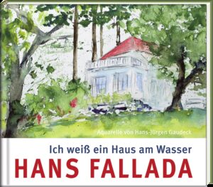 »Es ist wundervoll, wenn wir so auf dem Wasser liegen und sehen zurück auf unser Häuserchen«, notierte Hans Fallada 1934 in einem Brief an seine Schwester Elisabeth. Und fürwahr, die Jahre auf dem Anwesen in Carwitz am gleichnamigen See sollten die glücklichsten, ausgefülltesten und schaffensreichsten im Leben des weltberühmten Autors werden, des Familienvaters und Landwirtes. Hier »hatte ich einen der schönsten, stillsten Erdenflecke …«, schrieb er im autobiografischen Werk »Heute bei uns zu Haus«. Diese und viele weitere Preisungen an Mecklenburg-Strelitz inspirierten Aquarellist Hans-Jürgen Gaudeck, das Fallada-Land zu erkunden, lieben zu lernen und auf Papier zu bannen, seine Schönheit, Magie und Atmosphäre.