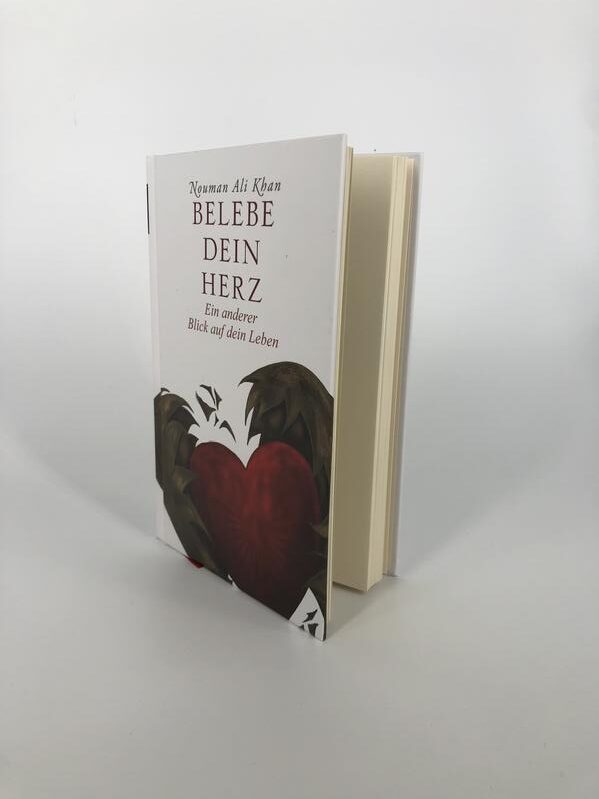 Wie können moderne Muslime ihr Verhältnis zu Allah aufrecht erhalten? Wie bilden wir gesunde Gesellschaften, die auf guten Beziehungen und dem Bestreben, einander zu helfen, aufbauen? Wie gehen wir mit den großen Fragen und Herausforderungen um, die unsere Ummah heute beschäftigen? All diese Fragen-und noch vieles mehr-werden in dieser inspirierenden Zusammenstellung von kleinen Erinnerungen beantwortet und bringen uns dazu, unsere eigentliche Rolle auf dieser Welt wieder zu finden. In fünf Abschnitten, beginnend mit der richtigen Herangehensweise an Du‘a, wird die Frage behandelt, wie wir unser alltägliches Leben leben sollten. Von der Vergänglichkeit und Flüchtigkeit des Lebens zur Reinigung unserer Finanzen bis zur Frage, wie Muslime mit zunehmendem Terrorismus im Namen des Islams umgehen sollten-dieses Werk enthält zahlreiche Weisheiten, die für Leser mit einem breit gefächerten Interesse interessant sind. Mit seiner typischen, tiefgründigen Auseinandersetzung mit der Sprache und Linguistik des Qur’ans zieht der Autor Lehren aus den Worten Allahs, die uns dazu bringen, unseren Fokus wieder auf die Dinge zu richten, die wirklich wichtig sind und uns zum Erfolg im Diesseits, wie dem Jenseits bringen werden.