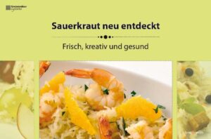 Dieses Kochbuch ist schon längst fällig. Nicht zuletzt, um „alte Küchenzöpfe“ zu entflechten und Sauerkraut als das vorzustellen, was es ist: unschlagbar im Geschmack, vielfältig in der Zubereitung und kreativ im Umgang mit der modernen Küche. Natürlich gibt es einige Klassiker, die nach wie vor hervorragend schmecken. Aber es gibt noch viel mehr: frittierte Sauerkrautbällchen, kalorienarme Salate, feine Süppchen und vielfältige Aufläufe sowie Fisch und Fleisch in Sauerkrautkombination. Vegetarier und Veganer finden hier interessante Rezepte, wie „von der Hand in den Mund Esser“, die gerne schnell einen hausgemachten Wrap, Kraut-Sushi oder Kraut-Dog vernaschen wollen. Die Einleitung „Auf der Sauerkrautstraße“ ist gewürzt mit ein bisschen Geschichte, Infos zur Gesundheit und auch Tipps zum Abnehmen. Doch vor allem wird das Buch Lust auf Sauerkraut wecken.