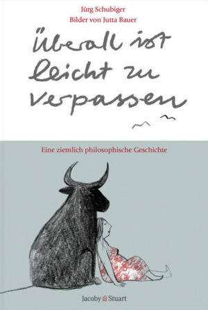 Das Mädchen irrt über die Welt. Es sucht eine Hilfe. Doch der Wolf und der starke Stier wissen auch nicht weiter. So gehen sie gemeinsam zur großen Frau. Die hat auch keine Hilfe. Aber da sie jetzt schon zu viert sind, brauchen sie auch gar keine mehr. Stattdessen fahren sie nach Paris, feiern Weihnachten und gehen auf den Maskenball. Sie erzählen sich gegenseitig davon und denken zuweilen auch über alles nach. Jürg Schubigers Geschichten hatten schon immer einen Hintersinn und doppelten Boden. In diesem kleinen aus den Erfahrungen eines langen Lebens schöpfenden Roman fügt sich die Welt zu einer ganzen scheinbar leichthin erzählten Philosophie zusammen: vom Leben, in dem hilflos ist, wer allein ist, und das immer nur hier und endlich ist - denn wenn es überall und ewig wäre, wäre es allzu leicht zu verpassen. Jutta Bauer hat Mädchen, Wolf, Stier und große Frau in eindrucksvollen archetypischen Bildern festgehalten.