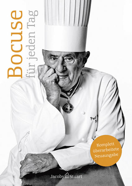 Paul Bocuse, einer der berühmtesten Köche der Welt, hat in diesem Buch seine besten Rezepte der klassischen französischen Alltagsküche versammelt. Ergänzt durch zahlreiche Tipps und Ratschläge des Meisters, durch ein Küchenlexikon, viele Farbfotos und 13 Extra-Seiten Wissenswertes zum Thema Wein wird aus diesem Buch ein unverzichtbares Standardwerk für alle Freunde der guten Küche! 'Unsere Zeit ist schnelllebig, und es gibt eine ganze Generation, die nicht genügend Zeit hatte, sich sorgfältig mit der Küchenpraxis vertraut zu machen - irgendwann aber müssen wir uns alle zu Tisch setzen und essen! Das hat mich davon überzeugt, dass dieses Buch, diese kleine Bibel des guten Geschmacks, ihre Berechtigung und ihren Nutzen hat. Die Küche, die hier vorgestellt wird, ist für jedermann verständlich, die Rezepte sind leicht und schnell nachkochbar und erfordern keine teuren Zutaten. Ich habe schon viele Bücher geschrieben, aber auf dieses sprechen mich die Leute am meisten an, weil auch ein Anfänger ohne Erfahrung damit seine ersten Erfolgserlebnisse haben kann.' Guten Appetit sagt Bocuse für jeden Tag ist zuerst 1985 erschienen und seitdem - auch in der deutschsprachigen Ausgabe - immer wieder nachgedruckt worden. Für die vorliegende Neuausgabe wurde das Buch gründlich überarbeitet.