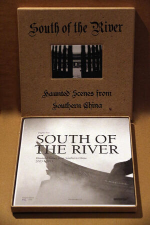 South of the River Haunted Scenes from Southern China 2003 - 2013 Boxset 215 x 215 mm 25 Bildkarten limitiert auf 100 Stück, handnummeriert “Save the Darkness Let it never fade away” SOUTH OF THE RIVER eine aufwändig gestaltete Bildbox von Jörg Nicolaus zeigt 24 Szenen aus dem Süden Chinas: Szenen mit einer verwunschenen, aus der Gegenwart beinahe völlig herausgelösten Atmosphäre, etwas unheimlich, gar gespenstisch und doch auf eine verschrobene Art romantisch. Es ist eine Auswahl von Fotografien, die über einen Zeitraum von 10 Jahren entstanden sind, in verschiedenen Formaten, digital und analog. Nicht die ästhetische Geschlossenheit der Motive beeindruckt, nicht etwa ein Gestaltungswille beeindruckend an diesen Fotografien ist zunächst und vor allem, dass es sie gibt. Die Bilder zeigen ein China, das von der Moderne nicht vergessen worden sind, sondern sich ihrem Drängen in einem über Jahrhunderte gewachsenen Selbstbewusstsein widersetzt hat versteckt, geheimnisvoll, weit außerhalb des Fokus auf das Land und seine gegenwärtige Entwicklung, und so unsichtbar selbst für Menschen, die China häufig bereist haben und kennen oder es zu kennen glauben. SOUTH OF THE RIVER ist eine Publikation, die eine Faszination für dieses versteckte China neu erwecken kann und die dabei nicht der Versuchung erliegt, die in den Fotografien so betonten Schatten aufzuhellen, zu deuten, zu erklären, zu kartographieren … zu erobern. Vielmehr wird die Aura des Geheimnisvollen mit dieser Veröffentlichung noch verdichtet. South of the River Haunted Scenes from Southern China 2003 - 2013 Boxset 215 x 215 mm 25 picture cards Limited to 100 hand- numbered sets SOUTH OF THE RIVER a collection of 25 picture cards housed in a sturdy box set crafted from vintage paper takes you on a journey to a China that has remained hidden from most Western eyes. These photographs of shrines shrouded in cobwebs and smoke, of fading icons and folk rituals are all steeped in a haunted, timeless atmosphere. They also mirror a spirit unbroken by revolutions and modernization this is not a China left behind by progress, but a culture too proud and enduring to be moved away from ancient traditions. The author Jörg Nicolaus has photographed and compiled these images over the course of 10 years. There is no foreword, not explanations, no mentioning of locations, simply no attempt to drag more light into these scenes no secrets are betrayed. Left alone the images play their part in thickening the mystery.