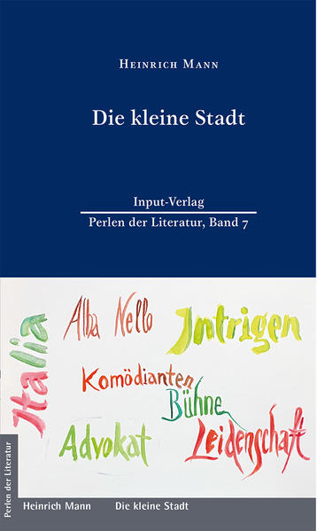 Brodelnde Gerüchteküche und Intrige erwartet die Komödianten in der kleinen italienischen Stadt. Diese mischen die Stadtbewohner auf, es kommt zu einem dramatischen Finale in diesem Roman von 1909. Raffiniert spielt der Autor mit Andeutungen und der Figurenschar, um die Spannung bis zum Schluss zu bewahren. Heinrich ist der ältere Bruder von Thomas Mann. Bekannt wurde er durch seine Romane „Der Untertan“ sowie „Professor Unrat“ (verfilmt als „Der blaue Engel“ mit Marlene Dietrich). Eine Wanderoper gastiert in einer kleinen italienischen Stadt und sorgt für Turbulenzen bei den Bewohnern. Don Taddeo, ein Priester, entdeckt die sinnliche Begierde für sich. Der Advokat Belotti und der intrigante Savezzo verstricken sich in einen Machtkampf. „Die kleine Stadt“ brummt vor Gefühlen, Intrigen und Gerüchten. Nach seiner Niederlage gegen den in seiner Macht erstarkten Advokaten wird Savezzo zum Handlanger degradiert. Er verlässt - wie die Komödianten - die kleine Stadt. Und es kommt zum dramatischen Finale zwischen Alba, der Enkelin eines Gutsbesitzers, und ihrem geliebten Tenor Nello.