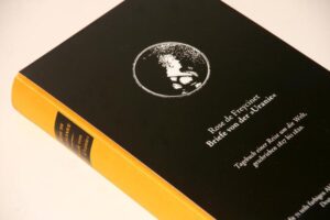 Der erste schriftliche Bericht einer weltumreisenden Frau (1817-1820). -- Heimlich schleicht sich im September 1817 Rose de Freycinet an Bord der "Uranie", des Forschungsschiffes, mit dem ihr Mann, Fregattenkapitän Louis de Freycinet, für drei Jahre die Welt umrunden wird. In ihren "Briefen von der Uranie" berichtet sie über ihre Begegnungen mit Piraten und Eisbergen, Bällen und Menüs, entflohenen Sträflingen und Feuer an Bord -- und schließlich über den Schiffbruch, der die Besatzung der "Uranie" zwei Monate lang auf den kargen Falkland-Inseln festhält. -- Deutsche Erstausgabe. Mit vielen, teils farbigen zeitgenössischen Abbildungen sowie 10 Karten der Reiseroute. Mit vielen Hintergrundinformationen und 150 Kurzbiographien der von der Autorin erwähnten Personen.