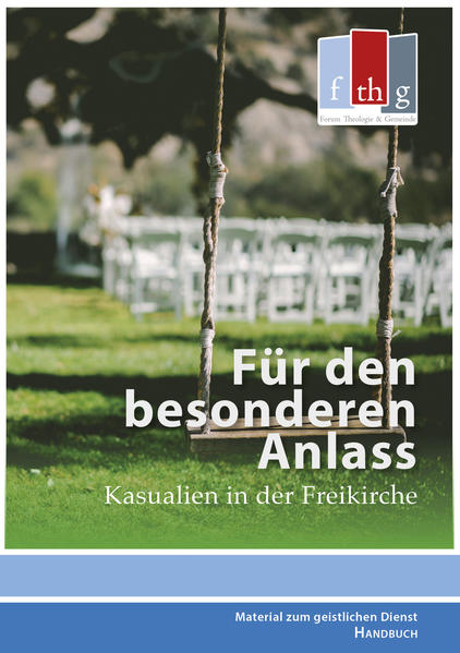 »Das Handbuch bietet Hilfestellung für Kasualien vor pfingstlich-freikirchlichem Hintergrund.« Immer wieder feiern wir in unseren Gemeinden „besondere Gottesdienste“ (Kasualien). Dabei begegnen dem Pastor bzw. Gottesdienstleiter Erwartungen, die durch großkirchliche Liturgien und kulturelle Gewohnheiten geprägt sind. So haben die Gäste und Besucher vielfach ein festgefügtes Bild davon, wie z. B. eine Hochzeit „festlich“ gestaltet werden sollte. Ebenso gibt es bestimmte Erwartungen an Beerdigungsgottesdienste. Wo finden sich aber für diese Kasualien Anleitungen in der Bibel? Gibt es Spuren im Alten und Neuen Testament, die unser Handeln begründen? Neben diesen einleitenden Fragen geht es in "Für den besonderen Anlass-Kasualien in der Freikirche" vor allem um praktische Überlegungen und Anregungen. So finden sich Abschnitte über Taufe, Abendmahl, Trauung und vieles mehr, die eine gute Handreichung für die Verantwortung in der Gemeinde bilden.