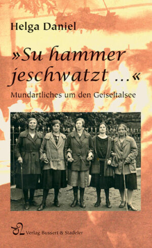 „In den folgenden Geschichten wird Ihnen die mitteldeutsche Mundart begegnen, so wie sie in der Heimat der Autorin, dem nahe Merseburg gelegenen Geiseltalgebiet, gesprochen wurde und von Mundartfreunden auch noch heute gesprochen wird. Sie werden von Martin lesen, welcher ‚immer in Jummistewweln un blaun Anzuch’ zu sehen ist und von Martha, die ‚von alln Anfang an bleede im Schäddel' war und trotzdem ihren Platz im Dorf gefunden hat. Da werden Geschichten an der Bushaltestelle erzählt, wie auch Geschichten von ‚janz frieher, wu dazumaln noch dr Gaiser war’ oder vom ‚Bolderahmd und Hochzch’ in den 50er Jahren des letzten Jahrhunderts …“ (Dr. Saskia Luther)