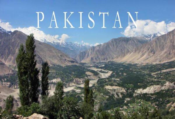 Pakistan – dieses südasiatische Land macht vor allem politische Schlagzeilen. Doch Pakistan ist vor allem einer der ältesten Kulturräume der Menschheit. Von den perlweißen Stränden am Arabischen Meer bis zu den Hochgebirgen Himalaya und Hindukusch im Norden bietet das Land seinen Besuchern eine atemberaubende Welt in exotischer Kulisse. Pakistans bezaubernde Landschaften sollen in diesem Bildband vorgestellt werden – verknüpft mit interessanten Details zur pakistanischen Geschichte.