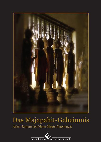 Drei Freunde entdecken auf einer Reise nach Laos, in einem verfallenen Dschungeltempel, die Aufzeichnungen des Mönches Sankhasouk, der darin das Neujahrsritual am Hofe eines balinesischen Königs zur Zeit der Majapahit-Herrschaft um 1350 n. Chr. beschreibt. Die Zuhörer erlebten dabei bewusst-seinserweiternde Zustände und erkannten, den Beschreibungen nach, reine Wahrheiten. Auslöser für diese Tranceerlebnisse waren die Töne die von einem großen Gong, den Rhythmen eines speziell zusammengesetzten balinesischen Gamelan-Orchesters, und den Stimmen singender Mönche erzeugt wurden. Sollte so etwas in der heutigen Zeit rekonstruierbar sein, wäre das eine Welt-sensation. Man hätte eine Wahrheitsdroge, die tiefste Einblicke in das eigene Leben und Erleben gewähren würde, ohne Nebenwirkungen, ohne Sucht und ohne Entzug. Die Freunde versuchen, mit den aufgefundenen detailgenauen Beschreibungen, das Klangritual fast 600 Jahre nach der Uraufführung wieder zu beleben, und es funktioniert tatsächlich. Sie sind die ersten, die sich in einer Versuchsreihe den geheimnisvollen Schallwellen von drei historischen Musikstücken ausliefern, und sie erleben unmittelbar die beschriebenen rei-nen Wahrheiten. Da sie noch niemanden in das Geheimnis dieser Entdeckung einweihen wollen, analysieren sie die Versuche laienhaft selbst. Für einen der Probanden, den Pfarrer Chistoph, ist dies allerdings fatal. Als das Klangritual ihm unter anderem offenbart, dass sein christlicher Glaube an Gott auf Lügen und Unwahrheiten basiert, kann er seinen Beruf nicht mehr ausüben, und er zerbricht fast unter der Last der neuen Erkenntnisse. Der Kunsthändler Marco will das neue Wissen weltweit über Mediengiganten vermarkten und wittert ein Milliardengeschäft, während der Musiker Tim ungeheure Gefahren in der Unkontrollierbarkeit erkennt, und aussteigen will. Aus den Freunden werden Todfeinde. Die spannende Geschichte ist gespickt mit Reisedetails aus Asien, berührt Kernfragen der buddhistischen Philosophie und des christlichen Glaubens, und endet überraschend so, wie ein Krimi beginnen könnte. Meinungen Dem Inhalt ist nach dem Buchrückentext absolut nichts mehr hinzufügen. Für mich ist es der zweite Roman des Autoren, den ich nach "Die Schuld der toten Taucher" gelesen habe. Auch hier brilliert der Autor mit seiner Kenntnis der örtlichen Gegebenheiten. Er schafft es, den Leser mit auf die Reisen der Protagonisten zu nehmen und genau das zu sehen, was diese ebenfalls sehen. Seine Liebe zum asiatischen Kontinent und seine Ortskenntnis spricht aus jeder Zeile. Der Autor entführt den Leser nicht nur in traumhafte Gegenden, sondern auch in die musikalische Welt Asiens, deren Kultur und Religion. Während des lesens ging natürlich das Kopfkino bei mir an und nach Beendigung des Romans habe ich mich im Internet umgesehen, was ich mir unter den Musikinstrumenten nun eigentlich vorstellen muss. Ich war erstaunt, dass es mir aufgrund der Beschreibungen des Autors sehr gut gelungen ist, mir ein passenden Bild dazu zu schaffen. Die Geschichte, die der Autor erzählt, lässt den Leser sich fragen, ob wirklich alles nur seiner Phantasie entsprungen ist oder ob es da nicht ein etwas größeres Körnchen Wahrheit gibt. Die Frage wird wohl immer offen bleiben. Der Autor hat wieder phantastische Recherchearbeit geleistet. Mir persönlich war es bei den Musikinstrumenten, deren Herstellung und Beschaffenheit ab und an ein wenig zu genau, so dass ich an den Stellen ein klein wenig abgeschaltet habe. Alles in allem jedoch ein großartiges Buch, das nicht nur Liebhaber Asiens und speziell Bali lieben werden. Monika