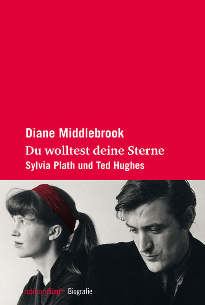 Sylvia Plath und Ted Hughes verliebten sich 1956 und heirateten schon nach wenigen Monaten. Dass sie beide dichteten, war wesentlich für die Anziehung zwischen ihnen. Beide waren ehrgeizig, getrieben zu ihrer Kunst - und von Herzen gewillt, sich gegenseitig zu fördern und zu fordern. Sechs Jahre lang. Bis Hughes mit einer anderen Frau ein Kind zeugte, und Plath, zermürbt von dem Balanceakt zwischen Muttersein und Schreiben, in Depressionen versank und sich schließlich im Februar 1963 das Leben nahm. Diane Middlebrook führt die Geschichte des Künstlerpaares weit über Sylvia Plaths Tod hinaus fort. Die letzten Kapitel widmet sie Ted Hughes, den die Bedeutung dieser großen Liebe und seiner Rolle als Sylvias Ehemann bis zu seinem Tod 1998 nicht losließ. Der Autorin gelingt das Kunststück, die Beziehung der beiden nirgendwo auf Fragen von Schuld und voyeuristische Details zu reduzieren. Klug und voll Umsicht arbeitet sie die Faszination wie die Nöte heraus, die ein Paar erlebt, wenn es sich im Geist so nahe ist und gleichzeitig Kunst, Alltag und Familienleben zu bewältigen hat.