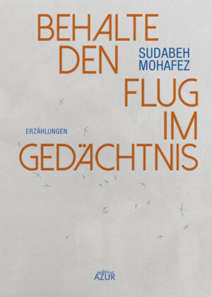 Wo gehörst du hin? Welche Kultur ist die deine? Auf Fragen wie diese gibt es keine eindeutigen Antworten - schon gar nicht, wenn man wie Sudabeh Mohafez in mehreren Welten zu Hause ist: Wer im Iran aufwächst, die Ferien aber regelmäßig in Deutschland verbringt, wer mit der alltäglichen Gleichzeitigkeit einer Mutter- und einer Vatersprache lebt und vom ersten Tag an die innige Verflechtung dieser Sprach- und Kulturräume verinnerlicht, dem kann jegliche Festlegung in die eine oder andere Richtung nur absurd erscheinen. ‚Behalte den Flug im Gedächtnis‘ versammelt Geschichten, in denen genau solche bi-kulturellen Lebenswirklichkeiten aufscheinen, die aber auch vom Überleben häuslicher Gewalt, vom Verschwinden und der Wiederkehr der Liebe handeln. Sie sind bevölkert von Menschen, über die sonst nur selten und noch seltener so einfühlsam gesprochen wird. Der Band legt teils preisgekrönte Erzählungen vor (Adelbert-von-Chamisso- und MDR-Literaturpreis), die uns in eine Welt der Vielfalt, der Geheimnisse und der immer wieder überraschenden Auswege entführen. Sudabeh Mohafez erzählt mit großem literarischen Können nicht etwa von der Aufhebung, sondern von der offenherzigen und zutiefst bereichernden Engführung kultureller Unterschiede.