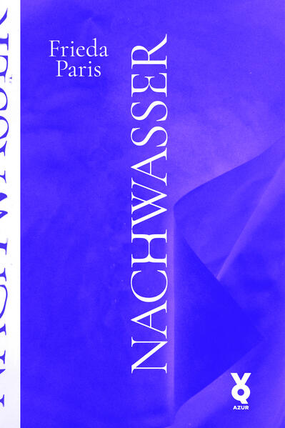 Was ein Gedicht sein kann? Alles. Frieda Paris‘ Debüt "Nachwasser" ist durchlässig, tiefschichtig, auffächernd. Hier schreibt eine Schreibende, die den Einflüsterungen ihrer Wortmütter ebenso lauscht wie denen eines Vogels, der auf ihrer Schreibschulter ein Nest gebaut hat. Der Text lässt seine Leser und Leserinnen und Leser an der Entstehung eines langen Gedichts teilhaben, nimmt sie mit an den Schneidetisch, wo alles zusammenfindet: gestrandetes Poesiegut, Tränensalz, Wörter der Kindheit - und Zettelrückseiten aus dem Nachlass der großen Wortmutter Friederike Mayröcker. Unbeirrt legt die Autorin Sätze für sich und die Lesenden auf die Kante des Tischs, hin zu einem einzigen lebenslangen Satz, in der Hoffnung, er möge - irgendwann - auf jemanden zuhalten.