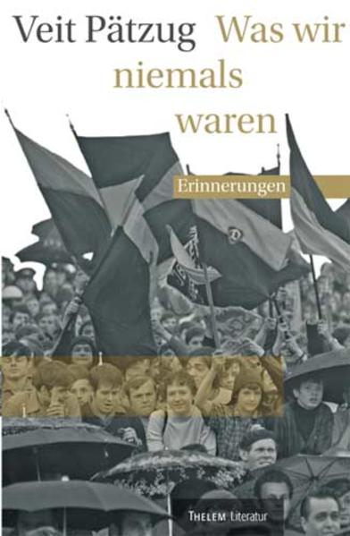 Micha Peters aus Dresden-Stetzsch ist nicht der Held, der Mauern zum Einstürzen bringt. Das FDJ-Blauhemd trägt er bestenfalls offen. Wenn er bei der Direktorin Frau Finster aneckt, dann mehr aus sportlichem Ehrgeiz, als in offener Opposition. Wichtiger als alles andere ist für Micha der Fußball. Noch als die Flüchtlingszüge gen Westen rollen, halten Micha und seine Freunde Dynamo die Treue. Doch wer wie sie auf die viel beschworene Gemeinschaft vertraut, verliert während der Umbrüche nach 1989 bald den Boden unter den Füßen. Es sei denn, er macht es wie Dirk Weber … Veit Pätzug, der die ›Wende‹ als 17-, 18-Jähriger erlebte, verdichtet in seinem neuen Buch Zeitdokumente mit eigenem Erleben. Die Protagonisten hat der Autor frei erfunden - Ähnlichkeiten mit lebenden oder verstorbenen Menschen sind rein zufällig. Nicht erdacht sind die teils dramatischen Geschehnisse, oft genug war der Autor als Fußballanhänger selbst in die Irrungen und Wirrungen der Wendejahre verstrickt.