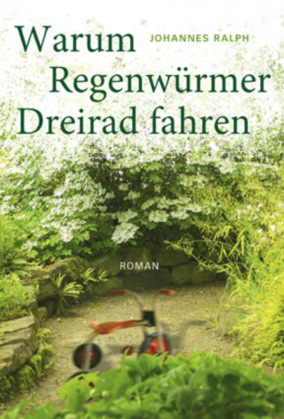 Sie sagten ihm, er hätte meistens geschlafen, selbst beim Baden in der Kinderwanne auf dem Küchentisch hätte Heinz gerne ein Nickerchen gemacht. Die Mutter hatte alle seine Geschwister auf diese Weise gebadet, denn nur so konnte sie gleichzeitig alle anderen beaufsichtigen. Wie ihn diese immer wiederkehrende Information bei den samstäglichen Familienzusammenkünften langweilte. Seine beiden älteren Schwestern mochten ihm die fehlende Begeisterung möglicherweise nachgesehen haben, die jüngeren Geschwister jedoch hatten ihre helle Freude daran, sich über eine derartige Schlafmütze schiefzulachen. Seine Mutter hätte stets drauf achten müssen, dass er nicht zu viel Badewasser schluckte, oder gar unbeaufsichtigt im Wännchen lag, hieß es. Andernfalls wäre Heinz im Schlaf vollständig abgetaucht. Wer legt ein Kleinkind auch unbeaufsichtigt ins Badewasser, dachte er sich sehr viel später, und er begriff, auch seine Mutter hatte wohl nur zwei Hände gehabt. Schlafend gelang es ihm denkbar besser, dem Weibergeschnatter zu entfliehen. Schließlich konnte Heinz als Baby noch nicht davonlaufen. Zusammen mit seinem kleinen Bruder, der fünf Jahre später geboren werden sollte, fand Heinz sich vom ersten Schrei an dem weiblichen Geschlecht ausgeliefert. Und schweigend gelang es eben besser, diese harten Zeiten durchzustehen, als die Meinung in der Minderheit laut kreischend kundzutun. Der Vater war damit be-schäftigt, Geld ins Haus zu bringen, fand so stets seine Begründung für dessen Abwesenheit. Leider würde Heinz die Erkenntnis, bisweilen besser den Mund zu halten und sich etwas zurückzunehmen, viele Jahre später wieder neu erlernen müssen. Er würde sich auch nicht mehr unsichtbar machen können, wenn etwas schiefgegangen war, indem er seine Augen mit der flachen Hand verbarg. Er konnte die anderen nicht mehr sehen, sie ihn also ebenfalls nicht, hatte er gedacht. Über den ersten Irrtum seines Lebens hatte ihn nie jemand aufgeklärt. Einen gewissen Status, wie nur er ihn besaß, konnte Heinz erkennen, nachdem er laufen gelernt hatte. Es bot durchaus auch Vorteile, der Mann im Haus zu sein. Viele Geschwister zu haben bedeutete im Vergleich zu kleineren Familien auch umfangreicheren Verpflichtungen im Haushalt nachkommen zu müssen. Er kannte es nicht anders. Essen kochen, Geschirr spülen, Schuhe putzen, Abfall wegbringen, die ganze nichtendenwollende Liste von Hausarbeiten: Hiervon blieb er verschont. Heinz kostete diesen Luxus bald aus. Es mochte der zweite von vielen Irrtümern sein, über die Heinz in seinem Leben stolperte, dass Haushalt allein Frauen vorbehalten sei. Woher hätte er auch wissen sollen, dass die Sonne sich nicht um die Erde drehte, sondern die Erde um die Sonne. Die Entscheidung, ob er den Kindergarten besuchen sollte, stand an. Man beriet sich und beschloss, es sei nicht nötig. Die Horde Kinder zu Hause entsprach vergleichsweise der eines Kindergartens, wenn auch ein wenig dezimiert. Kostengründe trugen zu diesem Beschluss bei, reimte sich Heinz sehr viel später zusammen, denn er hätte mit seiner Schwester die Vorschule besuchen müssen. Es würde sich zeigen, was Heinz zu Hause, und was seine künftigen Mitschüler im Kindergarten lernten. Es war Leo, dem Heinz seine Geheimnisse anvertraute. Auf Leo konnte er zählen, denn Leo behielt ihm Anvertrautes für sich und verwendete Informationen nicht gegen ihn. Irgendwann legte Heinz ihm ein Halsband an. Der schmale Kunstlederstreifen zierte dessen Hals, da Leo ein recht zerrupftes Fell hatte. Der Bauch hatte sogar schon medizinisch versorgt und genäht werden müssen, denn das Stroh hatte herausgeschaut. Leo konnte quietschende Geräusche machen, drückte man ihm auf den Bauch. Später erkannte Heinz, dass es ein Bär war und kein Löwe, denn Bären gaben seines Wissens andere Laute von sich. Jede Nacht legte er Leo, seinen Stoffbären, an seine Brust und schlief mit ihm ein. Tagsüber bekam er einen geschützten Platz in der Ecke des Bettes. Bei drei Geschwistern im gleichen Zimmer konnte Heinz nie vorhersehen, was den anderen einfallen würde, um ihn oder Leo zu ärgern. Waren die Revierkämpfe der vier jüngeren Geschwister, seine beiden älteren Schwestern hatten schon ihr eigenes gemeinsames Zimmer, wie fast immer zu Heinz´ Ungunsten ausgegangen, blieb nur Leo als sein Verbündeter. Was Heinz nicht verstand, war sein Groll, wenn er ihn an Leo ausließ, war er schlecht gelaunt und konnte sich nicht anders beruhigen. All seinen Verdruss bekam Leo zu spüren, obwohl der nicht schuld sein konnte, so viel war klar. Mit dieser Erfahrung kam Heinz nicht zurecht. Er fühlte sich zutiefst unwohl, und es tat ihm hinterher sehr leid. Doch Heinz stand am Anfang von Erkenntnissen, die ihn künftig gewaltig durch-schütteln würden. Nun galt es zu verarbeiten, seinen Exklusivstatus als Mann im Haus relativieren zu müssen, auch, wenn er das alles noch nicht einmal ansatzweise begreifen konnte. Eines Winters zu Weihnachten schien sich das Blatt zu wenden. Wie hatte er sich insgeheim an den Osterfeiertagen immer geärgert, sein Osternest am besten versteckt zu wissen, während die Ge-schwister bereits fleißig Süßigkeiten aus ihren Nestern futterten! Wieso nur traf es immer ihn, hatte er in diesem Jahr gewütet, und die Suche ergebnislos aufgeben wollen. Hätte die ganze Aktion nicht vor dem Mittagessen, sondern abends stattgefunden, wäre Leo wieder der Leidtragende gewesen. Heinz wollte und konnte sich nicht mit der härteren Gangart anfreunden, die an ihn angelegt wurde. Er wollte einfach nur behandelt werden, wie seine Geschwister. Weihnachten gab es wäschekörbeweise Geschenke für alle. Im größeren der beiden Kinderzimmer wurde jedes Jahr der Baum aufgestellt und die Geschenke vom Christkind gebracht. Meist gab es mehr oder minder Nützliches, jedes Kind erhielt aber auch ein besonderes Geschenk. Es war der Führerschein, über den er sich so freute. Zwar bestand der nur aus einem Stück Papier mit Buchstaben und Zahlen, aber etwas derart Wertvolles brachte das Christkind heuer nur ihm, wie es aussah. Ein wenig unschlüssig über die weitere Verwendung kundschaftete er noch einmal die Geschenke der anderen aus, um sicherzugehen, diesmal auch wirklich nicht wieder den Kürzeren gezogen zu haben, wie zu Ostern. Das emsige Treiben am Weihnachtsbaum unterbrach ein Klopfen. Sein Vater stand gerade mit dem Rücken direkt vor der Kinderzimmertür. Der drehte sich gleich um, öffnete die Tür und sagte etwas zu jemand im Gang, von dem Heinz aber nichts hören oder gar sehen konnte. Heinz sollte auch kurz an die Türe kommen, bedeutete ihm der Vater, und dann erblickte er es: ein Auto! Der vermeintliche Lieferant war verschwunden. Das Christkind hatte ihm ein Auto gebracht! Es stand im Flur vor dem Kinderzimmer, wartete auf seinen neuen Besitzer und brachte ihm seinen Status als Mann im Hause wieder zurück. Der Vater war kein Risiko eingegangen, als Klopfer enttarnt zu werden, denn Heinz´ Sinne galten nur mehr dem Gefährt. Seine Augen glänzten, er war übermannt von der Freude über sein Geschenk des Himmels. In den Wintermonaten durfte Heinz nur im Flur und im Treppenhaus mit seinem Kettcar fahren, obwohl er schon den Führerschein besaß. Er hatte Schneeketten aus Kettchen der alten Waschbeckenstöpsel von Vaters Werkstatt vorbereitet, die er um die Vollgummireifen schnüren würde, musste sich aber noch gedulden. Für den Anfang ging es auch ohne, denn er besaß nun etwas, das seine Geschwister nicht vorweisen und ihm auch nicht streitig machen konnten. Er ahnte nicht, dass er sich fast ein Vierteljahrhundert später wieder an seinen Kettcar erinnern würde, wenn er den wichtigsten Menschen träfe, dessen Weg er jemals im Leben kreuzen würde. Wenn der ihm seine Geschichte erzählte. Heinz würde von dessen fahrbarem Untersatz erfahren, und von den Kriechtieren, die der damit befördert hätte. Erheitert würde Heinz sich erkundigen, weshalb er die Krabbler derartigen Torturen ausgesetzt hätte, und dann erfahren, dass den Tierchen doch auch die Aussicht auf so Vieles gegönnt sein sollte, das sie sonst niemals sehen würden. Heinz war zuversichtlich, mit seinem Kettcar nun eine viel bessere Aussicht zu genießen. Die Zeit der Geheimniskrämerei zermürbte Heinz, denn er selbst hatte wenig spektakuläre Geheimnisse, wie sie die Geschwister austauschten. Sein einziger Bruder war eher still im Vergleich zu den Schwestern, und auch ihn schlossen sie meist aus ihren Flüstereien aus. Außerdem war sein Bruder noch zu klein, um sich wirkungsvoll mit ihm zu verbünden. Irgendwie waren die Mädchen anders gepolt, beschwichtigte sich Heinz, obwohl die Neugier an ihm nagte. Besonders die beiden älteren Schwestern achteten drauf, ihre Mädchenzimmertür nicht für spionierende Blicke offen stehen zu lassen. Überdies hatten sie nach der Schule neuerdings immer wieder irgendwelche Sachen außer Haus zu tun. Das begriff er nun gar nicht mehr. Bald würde er in die dritte Klasse kommen, vielleicht bekam er dann auch Wichtiges außerhalb des Elternhauses zu erledigen, hoffte er.