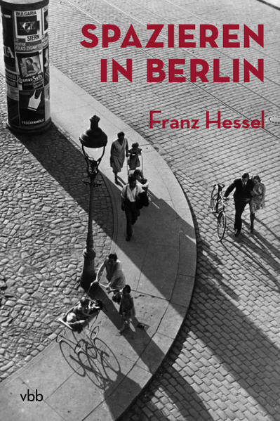 „Langsam durch belebte Straßen zu gehen, ist ein besonderes Vergnügen. Man wird überspült von der Eile der andern, es ist ein Bad in der Brandung.“ So beginnt Franz Hessel sein „Lehrbuch der Kunst, in Berlin spazieren zu gehen“, wie es 1929 auf dem Schutzumschlag der Erstausgabe von Spazieren in Berlin heißt.Als aufmerksamer Beobachter schlendert Hessel durch das lärmende Berlin der 1920er-Jahre, läuft über Plätze, durch Straßen, Fabriken und Parks, besucht den Osten mit seinen Hinterhöfen und Markthallen, den Westen mit seinen Nachtcafés und Amüsiertempeln, macht sich mit Spürsinn in die stilleren Winkel auf undentdeckt auch abseits Gelegenes. Im Flanieren streut er passend zu den Gegenständen seiner Betrachtung Interessantes aus der Geschichte Berlins ein und umgibt so die Berliner Stadtlandschaft mit einem einzigartigen Zauber.Eingeleitet durch sehr persönliche Worte des Sohnes Stéphane Hessel, Résistance-Mitglied und später langjähriger französischer Diplomat, und durch ein editorisches Vorwort des Herausgebers Moritz Reininghaus, folgt der Text von Spazieren in Berlin der Originalausgabe von 1929. Der Germanist Prof. Dr. Bernd Witte, Herausgeber der Hessel-Gesamtausgabe, setzt in seinem Nachwort das Buch in Beziehung zu Hessels Gesamtwerk und benennt den Stellenwert von Spazieren in Berlin als eines der wichtigsten Werke der modernen Metropolenliteratur.