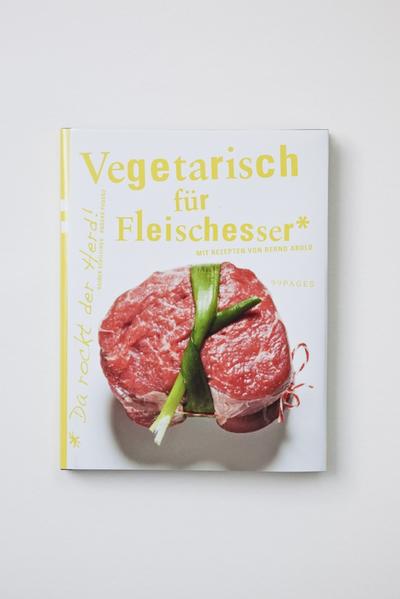 Flexitarian - ein Begriff, der in Deutschland noch fast unbekannt ist, feierte im Jahr 2003 in den USA den Aufstieg zum "Wort des Jahres". Was zunächst klingt wie ein Idiom aus einem Science-Fiction-Roman, formuliert in Wirklichkeit einen Trend: Die friedliche Co-Existenz von Vegetariern und Fleischessern an einem Tisch. Das Geheimnis - vegetarische Grundrezepte werden um passende Fleisch- und Fischgerichte ergänzt. So kommt jeder zu seinem Recht und niemand muss geschmacklich zurückstehen. Der Münchner Szene- und Fernsehkoch Bernd Arold räumt mit seinen innovativen Rezepten alle "eingefleischten" Vorurteile beiseite. "Vegetarisch für Fleischesser" ist ein ebenso informatives wie unterhaltsames Buch, das nahezu spielerisch mit den verschiedenen Möglichkeiten des flexitarischen Kochens umgeht. Ein Muss - für Fleischfans wie für Vegetarier.