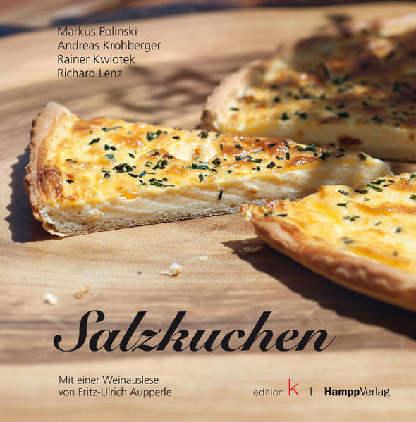 Ein wunderbares Relikt aus der Zeit der Gemeindebackhäuser ist der Salzkuchen, je nach Herkunft und Belag auch als „Lauchkuchen“, „Flammkuchen“, „Hitzekuchen“, „Blaaz“ oder unter anderen lokalspezifischen Namen bekannt. Der Salzkuchen gehört zu jenen typisch schwäbischen Speisen, die sowohl unserem Gaumen schmeicheln wie auch unerwartete Emotionen hervorrufen: Erinnerungen werden wach, wenn wir diesen unbeschreiblichen Duft einatmen, mit hochgezogenen Lippen in den knusprigen, heißen Kuchen beißen und Bissen für Bissen mit einem kräftigen Schluck kühlen Weines hinunterspülen. Erinnerungen an die Oma in der Küche, an einen schönen Herbsttag im Schwäbischen, an den ersten Kuss beim Feuerwehrfest. In diesem kleinen, aber feinen Koch- und Backbuch stellt Markus Polinski, Patron des Restaurants „Lamm“ in Remshalden-Hebsack Oma Ruths Salzkuchen-Rezept vor und weitere, seit Generationen überlieferte Rezepte. Wie auch mutige Versuche, das ehemalige Arme-Leute-Essen, mit neuen Akzenten zu versehen. Ergänzt wird die Sammlung durch Rezepte von Tobias Maurer, in dessen Familie die Liebe zur handwerklichen Backtradition fest verwurzelt ist und in dessen Bäckerei wie zu Großvater Gottlob Maurers Zeiten Brote gebacken werden. Für eine Auslese passender Weine sorgt der Weinfreund Fritz-Ulrich Aupperle, dessen REWE-Märkte im Remstal wiederholt für ihr einzigartiges Wein-Sortiment ausgezeichnet wurden.