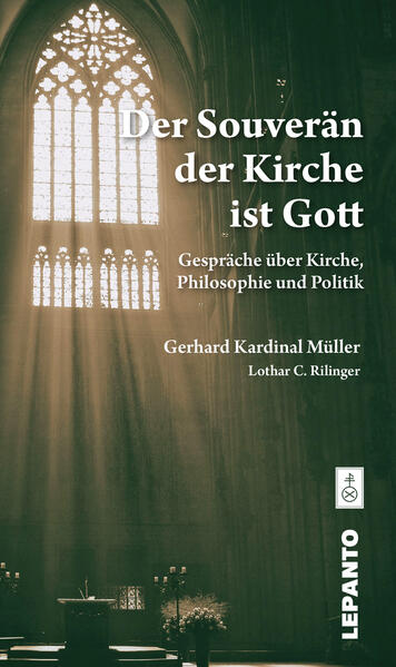 Gerhard Ludwig Kardinal Müller, Theologe und ehemaliger Präfekt der Glaubenskongregation, stellt sich den Fragen des Juristen Lothar C. Rilinger. Es geht um offene Wunden und heiße Eisen in Kirche, Philosophie und Politik. Im Fokus stehen die gerne verdrängten christlichen Prämissen eines Diskurses, der über die Grundlagen unserer Gesellschaften und Staaten nachdenkt und sich den blinden Flecken des relativistischen Menschenbildes und den Zumutungen einer transhumanistischen Ersatzreligion stellt. Auf welchem geistigen Fundament muß eine Gesellschaft aufgebaut sein, um allen Bürgern die Möglichkeit zu eröffnen, ein Leben als Geschöpfe Gottes zu führen? Das vielbeschworene Konzept der Gleichheit aller Menschen kann seine Wurzeln nur in dessen Gottesebenbildlichkeit haben und muß gleichermaßen für das schwache wie für das starke, für das ungeborene wie für das geborene Leben gelten. Von dieser Überzeugung bestimmt, fragen die Interviews nach der Verfaßtheit des Papsttums und der Kirche im Andrang eines unduldsamen Zeitgeists und einer weitgehend kirchenfeindlichen Medienelite. Immer versucht Kardinal Müller dagegen die Schönheit des Glaubens aufzurichten und der Entchristlichung unserer westlichen Gesellschaft und ihrer politischen Repräsentanz mit Vernunft und Wahrheitsliebe entgegenzutreten.