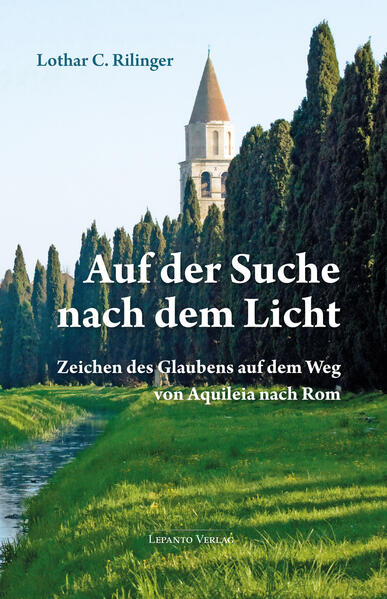 Eine Reise der besonderen Art führt Lothar C. Rilinger in Kernlandschaften des christlichen Abendlandes: Er unternimmt einen Gang vom Friaul im Norden Italiens über Venedig, Florenz, die Toskana und Umbrien bis hin nach Rom selbst. Er sucht Stätten auf, die ihm eine Begegnung mit dem christlichen Glauben ermöglichen – Orte, an denen er den Abglanz des göttlichen Lichtes wahrzunehmen hofft. Er begibt sich in die alten Kirchen und Kathedralen und denkt über Kunstwerke nach, die sie beherbergen. Es handelt sich um Orte, an denen wir unentwegt auf denkwürdige Zeugnisse der Verehrung und der Verherrlichung Gottes stoßen. Gleichzeitig treffen wir auf eine Gläubigkeit, die tief im Volk verwurzelt ist, wenn auch bereits die Tragik spürbar wird, daß sich diese Aura lebendiger Glaubenskultur zu verflüchtigen begonnen hat. Aber in jedem der Bauwerke und Bildnisse, in jeder Skulptur kann man den göttlichen Funken erspüren, der es den Künstlern ermöglichte, sie in berückender Vollendung zu schaffen. Rilinger begnügt sich nicht mit der Betrachtung