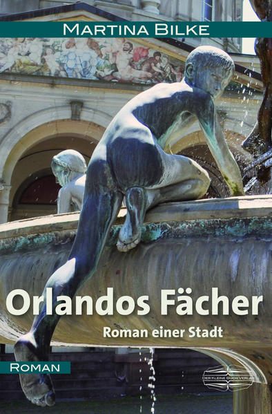 Wie einst Athene dem Haupt des Zeus entspringt Orlando, Schelm und Abenteurer, dem Kopf des Stadtgründers Carl Wilhelm. Sein Leben beginnt im Hardtwald und führt durch die dreihundertjährige Stadtgeschichte Karlsruhes bis in die Gegenwart. Er baut das Schloss als einfacher Arbeiter, protokolliert einen Karlsruher Kindsmordprozess, bildet sich zur Zeit Napoleons, erlebt die Feier zur badischen Verfassung, wird Schauspielerin in Zeiten der Industrialisierung, trauert während der Weltkriege, demonstriert mit den 68ern, wandert durch die Baustellen der UStrab - sein Weg durch die Geschichte: ein Herumtanzen um Baugruben. Orlando nimmt den Leser mit, wenn er gelegentlich innehält, um in eine Szene, eine Episode, ein wichtiges Ereignis der Stadtgeschichte einzutauchen und den jeweiligen Zeitgenossen zu begegnen.