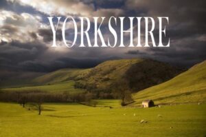 Von der Fläche her ist Yorkshire die mit Abstand größte traditionelle Grafschaft Englands. Viele Briten verbringen hier ihr Wochenende. Die abwechslungsreiche Geschichte der Region spiegelt sich in zahllosen historischen Zeugnissen wider, etwa in der gotischen Kathedrale von York. In diesem Bildband soll die Grafschaft Yorkshire mit ihren faszinierenden Landschaften in zahllosen Bildern vorgestellt werden. Dabei kommen auch Informationen zur Geschichte der Region nicht zu kurz.