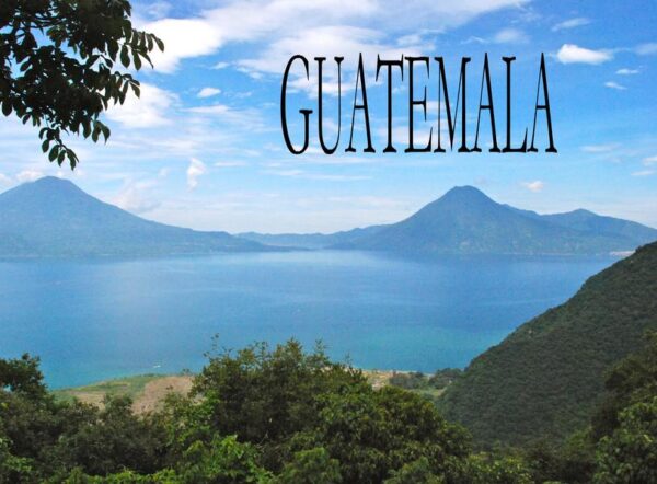 Der kleine Bildband Guatemala ist ein ideales Geschenk für jeden, der dieses Land in Mittelamerika liebt. In vielen Bildern wird Guatemala vorgestellt, ergänzt um zahlreiche Informationen zu Geschichte und Gegenwart.