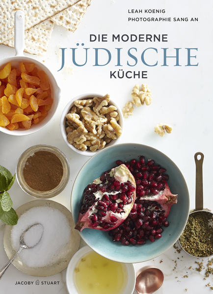 Leah Koenig gilt in den USA als die neue Autorität der modernen jüdischen Küche. Sie hat in diesem Buch etwa 150 köstliche Rezepte zusammengestellt und gibt zusätzlich einen Überblick über die faszinierende kulinarische Geschichte der Juden verschiedener Herkunft, ihre Feiertage, Feste und Essgewohnheiten. Abgerundet wird das Ganze durch die stimmungsvolle Food-Fotografie von Sang An sowie das elegante Layout. Begeben Sie sich auf eine kulinarische und kulturelle Entdeckungsreise. Die Melange aus den Küchen Europas, Amerikas, Nordafrikas und des Nahen Ostens sorgt für ein wahres Feuerwerk der Aromen. Die Rezepte spiegeln die Multikulturalität der jüdischen Küche von heute wieder. 'Leah Koenig hat ihre Rolle als Amerikas neue Autorität für die moderne jüdische Küche zementiert!', sagt der Foodjournalist David Sax.