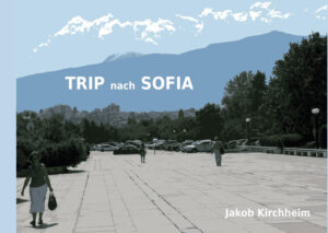 "Trip nach Sofia" dokumentiert eine Reise in die bulgarische Hauptstadt im Sommer 2011. Aus dem Vorwort Über Bulgarien, das für mich unbekannte Balkanland, seit 2007 EU-Mitglied, wusste ich lange Zeit fast nichts. Aus meiner Kindheit hatte ich die überzuckerten, bulgarischen Obstkonserven mit den bunten Aufklebern in Erinnerung. Im Lauf der Zeit lernte ich mehrere Menschen kennen, die ursprünglich von dort stammen. Sibylle Lewitscharoffs Buch Apostoloff vermittelte mir dann spätestens ein wenig schmeichelhaftes Bild von Land und Leuten. Im Sommer 2011 ergab sich die Gelegenheit eine Freundin in Sofia zu besuchen. Ich war elektrisiert: kyrillische Schrift, sozialistische Denkmäler und Plattenbauten, heruntergekommene Infrastruktur, osmanisches Erbe, Korruption, Kriminalität und Ähnliches, das man mit dem Land verbindet, bzw. was in den Medien vermittelt wird. Und da man seine Vorurteile ja immer mit im Gepäck hat, fand ich diese Dinge auch, nur Kriminalität und Korruption, die sieht man so schnell nicht. Vielleicht sind es die Oasen großen Reichtums hinter videoüberwachten Spiegelfassaden, wo man fündig würde.