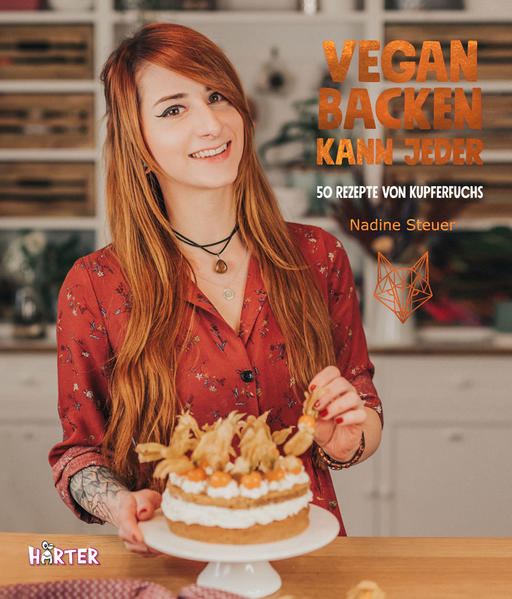 »Vegan Backen kann jeder!« ist das Motto von Nadine »Kupferfuchs« Steuer. Jede Woche zeigt sie auf YouTube in ihrer Küche, dass für leckere Kuchen, Torten, Brote und süße Kleinigkeiten keinerlei tierische Zutaten benötigt werden. In diesem Buch präsentiert Nadine Kupferfuchs Steuer über 50 komplett neue und großartige Rezepte inklusive privater Einblicke in ihr persönliches Küchenchaos, ihre liebsten Backhelfer sowie umfangreiche Tipps für alle, die das vegane Backen ausprobieren möchten. Dabei muss es am Ende nicht immer perfekt sein - Hauptsache es schmeckt und bereitet Freude. Mehr von Nadine KUPFERFUCHS Steuer: https://www.youtube.com/kupferfuchs/ https://www.instagram.com/kupferfuchs/