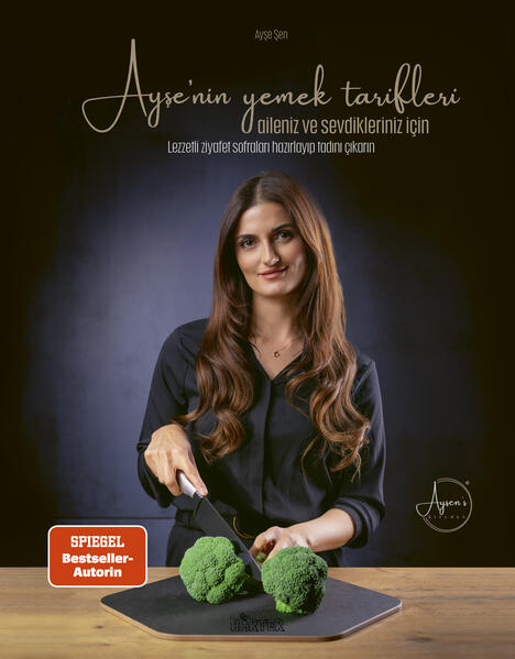 Merhaba ben Ayşe. İkinci yemek kitabımla 60 adet geleneksel ve modern tarifi incelikle kombine edip özenle sizlere sunuyorum. Adım adım fotoğraflar ve video linkleri sizlere birçok tariflerde ek bilgiler ve öneriler verip, başarılı olmanızı sağlayacaktır. İkinci kitabımın size, aileniz ve sevdiklerinizle birlikte çokça lezzetli yemekler ve keyifli anlar kazandırmasını içtenlikle diliyorum. Ayşens.kitchen’in şu an Instagramda Alman ve Türk yemek kültüründen ilham alan 2 milyondan fazla seveni ve takipçisi bulunuyor.