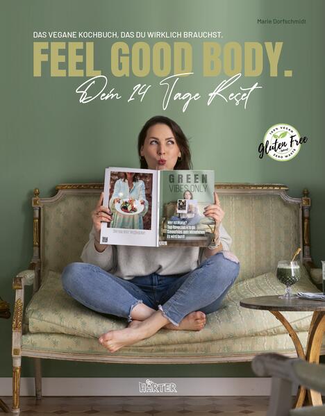 Willkommen zu „FEEL GOOD BODY. Dein 14 Tage Reset“ - dem ultimativen Begleiter auf deiner Reise zu einem gesunden und nachhaltigen Lebensstil! Marie, die Powerfrau hinter diesem Kochbuch, zeigt dir, wie du mit veganen und glutenfreien Optionen deinen Körper ins Gleichgewicht bringst. Denn Lebensmittel sind Nahrungsmittel. Und Nahrungsmittel sollen dich er-NÄHREN. Dieses Buch enthält kreative und gesunde Rezepte, die dich mit wenig Zeitaufwand und großem Effekt auf dem Weg zu deinem FEEL GOOD BODY unterstützen. Mit zweimal Einkaufen deckst du alle Gerichte ab. Nach dem Zero Waste Prinzip werden übriggebliebene Lebensmittel in einem der nächsten Gerichte verwertet. Ein Mindset für DEIN neues Leben mit deinem FEEL GOOD BODY. Was für Marie damals eine lange Reise von 14 Jahren war, gibt sie dir innerhalb von zwei Wochen mit auf den Weg. Du hast dieses phänomenale Körpergefühl mehr als verdient. Also, worauf wartest du noch? Mach dich bereit für deine Veränderung, lade fix die Einkaufslisten runter und lege gemeinsam mit Marie los! Marie teilt auf ihrem Instagram-Kanal @therawberry vegane und glutenfreie Rezepte. Ihre stets wachsende Community lässt sich täglich von ihren kreativen bunten Köstlichkeiten inspirieren.