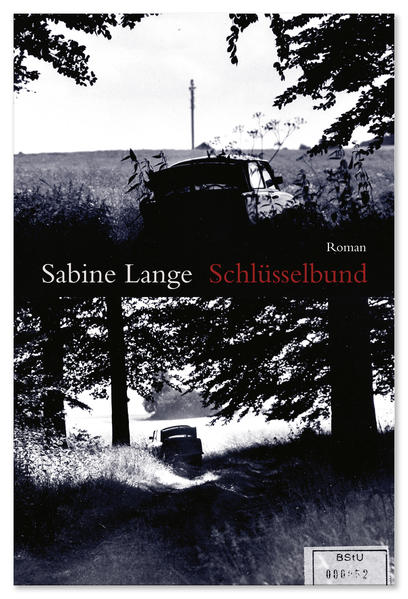 An einem stillen mecklenburgischen See arbeitet die Archivarin mit den Manuskripten, Briefen und Dokumenten Hans Falladas. Sie ist immer wieder froh über diese friedliche Nische in der DDR, liebt ihre Stelle und den Dichter, dessen Werk sie ordnet und betreut. Doch ein Student aus Amerika, der SED-Bonzen "riechen" und sich ungeniert laut ärgern kann, mischt die angestrengte Ruhe des DDR-Kulturalltags gründlich auf. Dieser stark autobiographische Roman erzählt von einer schwierigen Liebe in den Zeiten der Bespitzelung, von Vertrauen, Mißtrauen und Verrat.