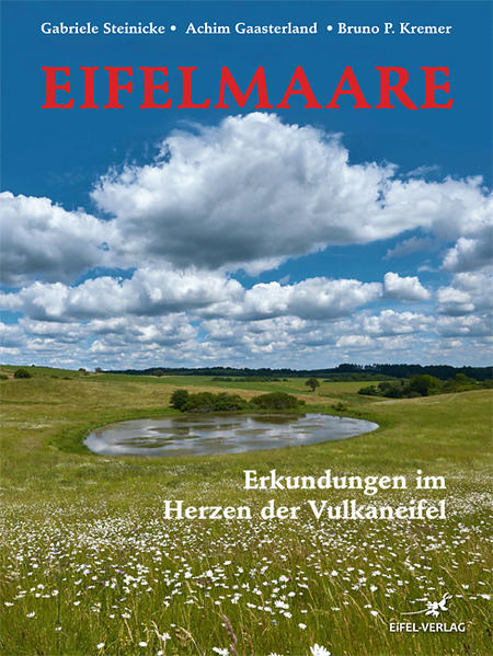 Die einzigartige Vulkaneifel ist nicht nur ein ideales Wanderparadies, sondern eine der erdgeschichtlich faszinierendsten Landschaften Mitteleuropas: An mehreren hundert Stellen hat hier der Vulkanismus in zwei zeitlich mehr als 20 Millionen Jahren auseinander liegenden Phasen die Erdoberfläche gewalttätig durchschlagen und mehrere Calderen, etliche Krater, zahlreiche Kuppen, Dutzende von Lavaströmen und tatsächlich über 70 europaweit einzigartige Maare hinterlassen – eine wahrhaft faszinierende Region, die zu ungewöhnlichen Erkundungen verführt. Dieser mit einzigartigen und so zuvor nie gesehenen Fotodokumenten opulent ausgestattete Band lädt Sie ein zu ausgedehnten Streifzügen durch die Vulkaneifel zwischen dem Laacher See und den westlichen Randzonen der Maareifel im südlichen Eifeler Trias-Dreieck. Er führt besondere Geotope der Vulkaneifel vor Augen und erläutert deren Entstehungsgeschichte. Die spektakulären Bilddokumente aus dem gesamten Jahreszyklus reichen von den bedeutenden Fossilfunden im berühmten Eckfelder Maar bis zur geheimnisvollen Flora und Fauna der Jetztzeit. Ein wunderbarer visueller Genuss und eine starke Versuchung zum Hingehen und eigenen Erwandern, Erleben sowie Erfahren.