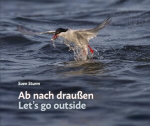 Ab nach draußen! Der Naturfotograf Sven Sturm nimmt Sie mit in die Natur einer Nordseeinsel. Seine Landschaftsaufnahmen beeindrucken durch dramatische Lichtstimmungen, wie sie unter anderem bei einem Herbststurm oder einer sternklaren Nacht erscheinen. Mit einfühlsamen Bildern fängt er die verschiedenen Persönlichkeiten der heimischen Tierwelt ein. Außerdem finden sich im Buch interessante Portraits von Menschen, die sich viel draußen in der Natur aufhalten und man erfährt, warum sie dies so gerne tun.