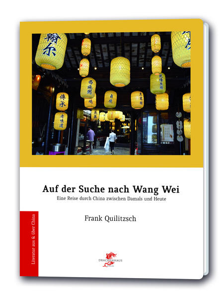 Im Frühjahr 2015 kehrt Frank Quilitzsch nach China zurück, um noch einmal jene Orte und Einrichtungen aufzusuchen, an denen er vor 25 Jahren unterrichtet hat. Schon kurz nach der Landung reiben sich die Erinnerungen an der bizarren chinesischen Gegenwart. Damals, 1989, war gerade der Studentenaufstand auf dem „Platz des Himmlischen Friedens“ niedergeschlagen worden, die Gesellschaft wirkte gelähmt, und auf den Straßen fuhren fast nur Fahrräder. Jetzt boomt die Wirtschaft, recken sich Wolkenkratzer in den Himmel und verkehren Expresszüge zwischen den Millionenstädten. Doch wie geht es den Menschen? Eigentlich sucht der Rückkehrer seine Studentin Wang Wei, eine abenteuerliche Reise beginnt. Der bekannte Autor und TLZ-Redakteur lässt sich erneut von der asiatischen Kultur und Poesie verzaubern und wird vom modernen China überwältigt. Quilitzsch ist per Fahrrad, Bus und Transrapid unterwegs, begegnet Mao, Konfuzius und Deng Xiaopings Katze und lüftet das Rätsel um die Kopie des Weimarer Goethe-Schiller-Denkmals in Anting.