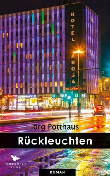 Deutschland während der Pandemie. Ein älterer Schriftsteller fühlt sich im Lockdown in seiner Wohnung zunehmend ver-einsamt. Während einer ärztlichen Routineuntersuchung hat er einen Hörschaden erlitten, der ihn zusätzlich in sich selbst einzuschließen droht. Je mehr sich der Autor den Erinnerun-gen überlässt, desto stärker tritt eine Liebesgeschichte in den Vordergrund, die er vor über 30 Jahren mit der vitalen, gleich-zeitig äußerst wankelmütigen Petra erlebt hat und deren damals abruptes Ende ihm heute noch zu schaffen macht. Die bedrü-ckende Gegenwart verschränkt sich mit den hedonistischen Jahren vor der Jahrtausendwende. Das alte Essener Arosa-Hotel wird genauso zum Schauplatz wie andere, längst vergessene oder noch existente Kneipen im südlichen Ruhrgebiet, aber auch Bars von Beirut über Paris bis Sylt spielen eine Rolle für das Geschehen. Darüber hinaus legt sich auch der „Mantel der Geschichte“, der im Herbst 1989 plötzlich in Berlin und der ganzen Welt zum Greifen nahe scheint, über die Erinnerungen. Und, wie von Potthaus nicht anders zu erwarten, kommen auch Fußball und Rockmusik zu ihrem Recht und ergänzen das lebendige Panorama der damaligen Zeit. Immer deutlicher aber wird, dass neben der am Ende unglücklichen Liebe zu Petra, auf die die Strahlen der „Rückleuchten“ fallen, auch die Geschichte einer großen Männerfreundschaft erzählt wird.