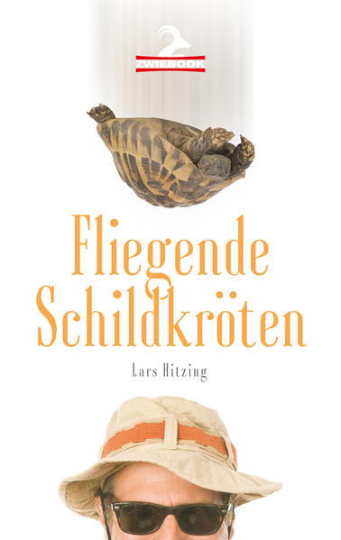 Was hat Theodor Storm mit Werbung für Unterwäsche zu tun? Welche geheimen Rituale zelebrieren die Eingeborenen Merseburgs kurz vor Mitternacht? Und können Schildkröten fliegen? Die Antworten auf diese und weitere Fragen sind überraschend logisch und höchst unterhaltsam. Mit ungebremster Freude am literarischen Fabulieren schreibt Lars Hitzing seit 2013 Texte für die Dresdner Lesebühne „Phrase4“. Zwischen ernsthaft, besinnlich und urkomisch versammelt sein aktuelles Buch „Fliegende Schildkröten“ nun die schönsten Erzählungen aus den skurrilen Tiefen des Alltags und er entspinnt aus scheinbar kleinen Episoden Geschichten mit großen Zusammenhängen.