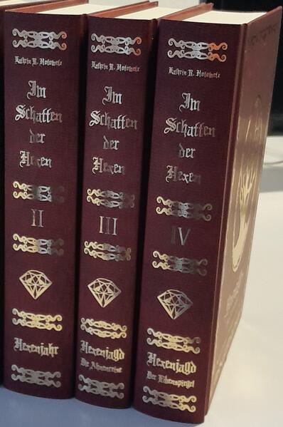 Schmuckedition der Bände 2,3 und 4 der ~Im Schatten der Hexen~ Harz- Bestseller- Reihe als Pack. Hardcover, Antikledertouch, Shabbylook, Goldprägung, Stofflesezeichen, Fadenbindung, klimaneutral gedruckt Ein mystischer Krimiund Mystery Bestseller aus dem Harz Handlungszeitraum: Jetztzeit und spätetes Mittelalter.