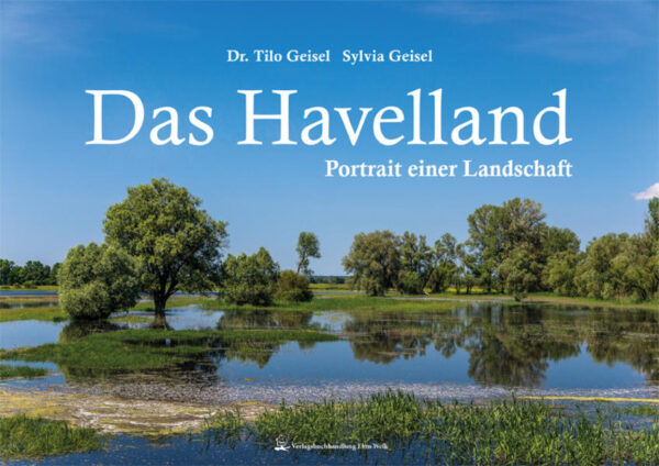 Als sich vor rund 15 000 Jahren der mächtige Eispanzer der Weichselkaltzeit zurückzog, hinterließ er eine malerische Landschaft – das Havelland. Der Landstrich wurde schon von dem großen deutschen Dichter Theodor Fontane beschrieben. Das Luch, eine heute vermoorte Niederung, bestimmt den zentralen Teil der Landschaft. Der durch zahlreiche Ausstellungen bekannte Fotograf Dr. Tilo Geisel hat sich in den verschiedenen Jahreszeiten auf den Weg durch seine Heimat gemacht, um das Havelland, insbesondere das Havelländische Luch, in beeindruckenden Fotografien zu portraitieren. Verschiedene Naturräume, aber auch auf den ersten Blick unscheinbare Details, bestimmen das Gesamtbild der Landschaft. Kurze Texte von Dr. Tilo Geisel und Sylvia Geisel vermitteln Wissenswertes und geben persönliche Eindrücke wieder. Erleben Sie die Weite, Nebelstimmungen, Wasserlandschaften, das Rastgeschehen der Kraniche sowie die Winterruhe im Havelland, die der Bildband gelungen dokumentiert. Die stimmungsvollen und zugleich inspirierenden Fotografien laden dazu ein, die Schönheit, Eigenart und Vielgestaltigkeit des Havellandes neu oder wieder zu entdecken und zu erleben. Mit 42-seitigem Special zur BUGA 2015 Havelregion und einem Geleitwort der Deutschen Bundesgartenschau-Gesellschaft mbH, Jochen Sander.