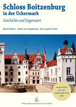 Zwischen Seen und Wäldern malerisch gelegen, fügt sich eines der wohl schönsten und sehenswertesten Schlösser des Landes Brandenburg in die einzigartige uckermärkische Landschaft ein - das Schloss Boitzenburg. Schönheit, Harmonie und ein herrschaftliches Ambiente prägen das Schlossbild und seine einst prächtige, von Peter Joseph Lenné gestaltete Parkanlage, deren verbliebene Reste noch heute zu romantischen Spaziergängen und zum Verweilen einladen. Heute ist das Schloss Boitzenburg ein Magnet für Entdeckungsreisende und Erholungssuchende von nah und fern sowie für alle, die sich für die Uckermärkische Landschaft, die Natur, die Region, Kunst und Kultur, Geschichte und Architektur interessieren. Aber nicht nur im Schloss selbst, sondern auch in der Umgebung des Ortes Boitzenburg, die von herrlichen und schier endlosen Alleen umgeben ist, hinterließen die einstigen Schlossherren ihre Spuren. Mit seiner wechselvollen Geschichte zeugt das anmutige Schloss, das 1276 erstmals erwähnt wurde und seit 1528 eng mit dem Namen von Arnim verbunden ist, vom Glanz vergangener Jahrhunderte: bauhistorisch, landschaftsarchitektonisch, kulturhistorisch, gesellschaftlich und politisch. Die Autoren, Beatrix Bluhm, Detlef von Heydebrand und Hans-Joachim Stahl haben in langjähriger, umfassender Forschungsarbeit einen reichen und bisher vielfach unbekannten Fundus der vielfältigen und interessanten Schloss- und Schlossparkgeschichte geborgen, der bis in die Gegenwart reicht und eine ganze Region nachhaltig prägte und prägt.