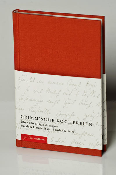 Nicht aus der Feder von Jacob und Wilhelm Grimm, so doch aus ihrem ganz persönlichen Umfeld, dem privaten Haushalt der weltberühmten Wort- und Märchensammler. Dass sie auch die Rezepte ihrer Zeit sammelten weiß kaum jemand. Es ist in erster Linie Dortchen Grimm, der Ehefrau von Wilhelm zu verdanken, dass über 400 Rezepte der Zeit erhalten blieben. Ein Glossar im Anhang gibt Anleitung zu Mengen und Maßen und übersetzt manches in die heutige Zeit.