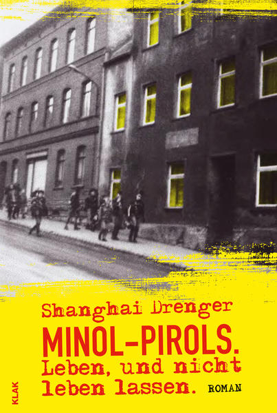 Sie waren laut, bunt und unhöflich - Punks verstörten in den 1980er Jahren die Normen des Staates und den Alltag der Bürger. Normal waren die nicht, fanden viele. So auch eine Gruppe Punks in einer ostdeutschen Großstadt gegen Ende des Jahres 1988. Während andere die große Freiheit im Westen suchen, bleiben sie im Land. Sie gründen eine Band und besetzen in einem Altbauviertel ein leerstehendes Haus, eine herrschaftsfreie Insel. Doch kann man den Dagebliebenen noch trauen? Nicht die beste Freundschaft ist vor Misstrauen gefeit und die Verlockungen „von drüben“ scheinen groß. Zumal sie schnell in die Fänge der Polizei und Staatssicherheit geraten. Als der Staat mit Volksfesten und Paraden seinen letzten Jahrestag feiern möchte, muss eine Entscheidung fallen. Eine Erzählung über Vertrauen, Verrat und den Traum, sich seine eigene Freiheit zu erkämpfen. Mit Musik, Angst und Hoffnung drin.