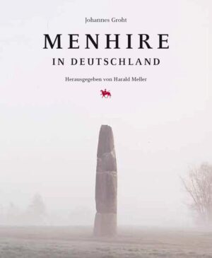 Der Zeit und den Naturgewalten zum Trotz Eingebettet in atemberaubend schöne Landschaften oder bizarre architektonische Kontexte stehen die ältesten noch sichtbaren Zeugnisse menschlicher Kultur auch in Deutschland seit Jahrtausenden an ihrem Ort – die Menhire. Auch wenn die Kenntnis ihrer ursprüngliche Funktion weitgehend verloren ging und der Forschung immer wieder zu Fragen Anlass gibt, fanden Menschen stets neue Bezeichnungen für diese Giganten der Vorzeit. Als Hinkelstein, Hünenstein oder Kindstein gingen sie in Sagen und Legenden ein und die Bevölkerung bewahrte das Andenken an die einstigen geistigen Hintergründe auf mitunter kurios anmutende Weise. Manche Steine überlebten nur als Teil einer mittelalterlichen Kapelle, als Kriegerdenkmal oder als Vorgartendekoration. Die Annäherung an ihren ursprünglichen Sinngehalt wird jedoch an den Standorten in freier Natur am ehesten möglich. Der Autor machte sich über viele Jahre auf den Weg, die Menhire in der gesamten Bundesrepublik aufzusuchen und erstellte mit seiner Großbildkamera Fotos, die das Zusammenspiel von Landschaft und Monolithen eindrucksvoll festhalten. Detailgenaue Beschreibungen, profunde Quellenangaben und zuverlässige Wegbeschreibungen runden das Buch ab. Ein Band, der über viele Jahre als Dokumentation dieser Zeugnisse unserer Vorgeschichte des 4., 3. und 2. Jahrtausends v. Chr. verbindlich sein wird.