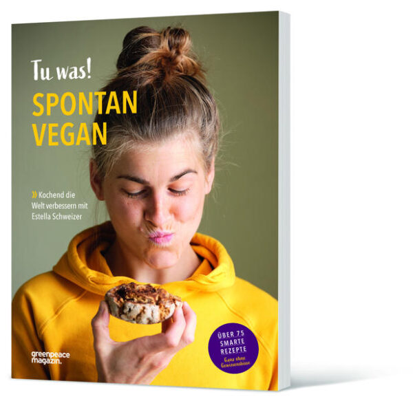 Guter Geschmack oder gutes Gewissen? Beides! Köchin und Vegan-Expertin Estella Schweizer nimmt die Leserinnen und Leser mit auf eine spannende Entdeckungsreise in die Welt der veganen Ernährung und zeigt, wie geschmackvolles, echtes, farbenfrohes pflanzliches Essen unkompliziert und lecker zuzubereiten ist. Tu was! Spontan Vegan versteht sich zudem als Beitrag gegen den Klimawandel: Wer auf tierische Produkte verzichtet und stattdessen saisonale pflanzliche Zutaten aus regionalem Bio-Anbau kauft, kann die CO2-Emissionen seiner Ernährung um mehr als die Hälfte senken. Über 75 Rezepte von simpel bis fortgeschritten finden sich in dem reich bebilderten Buch. Basisrezepte wie Saucen und Toppings, oder nussige Alternativen zu Milchprodukten wie Mandelricotta oder Cashewcreme können ganz einfach selbst hergestellt werden - das lohnt sich, denn so lassen sich Verpackungsmüll und CO2-Emissionen einsparen. Estella Schweizer gibt Einblicke in ihren Vorratsschrank, Tipps zum Einkaufen und Vorratskochen - und liefert überzeugende Argumente gegen gängige Vegan-Vorurteile. Das Besondere an den Rezepten ist die Vielzahl aufregender Kombinationen aus Gewürzen oder auch traditionellen Grundzutaten früherer Zeiten und anderer Kulturen, wie etwa der süße Reiswein Mirin, das Rauchsalz Kala Namak, Misopasten und Hefeflocken. Diese rufen besondere Geschmackserlebnisse hervor - erprobt im Restaurant Taracafé, das die 37-jährige Wahl-Freiburgerin mehrere Jahre lang in Regensburg führte. Das Taracafé wurde 2017 von der Tierschutzorganisation Peta Deutschland und der Gastro-App Vanilla Bean auf Platz drei der veganfreundlichsten Restaurants Deutschlands gekürt, in der Kategorie „gesund essen“ eroberte es sogar den ersten Platz. Die Rezepte sind abwechslungsreich und gut durchdacht: So reicht die Frühstückswelt vom Smoothie mit Hanf und Kakaonibs für den morgendlichen Kickstart über fermentierte Overnight Oats bis hin zu süßen Buchweizenblini. Deftig wird es bei Pasta und Aufläufen: Nudeln ohne Ei, Parmesan ohne Käse und Bolognese ohne Fleisch können es locker mit ihren klassischen Vorbildern aufnehmen. Leichtes wie Lieblingssalate (z. B. Roher Blumenkohl mit Erdbeeren) und Buntes wie die farbenfrohen, geschmacksintensiven Jahreszeiten-Bowls lassen grüne Herzen höher schlagen. Ins Finale geht’s mit süßen Glücksmomenten: schaumige Mousse au Chocolat mit Kichererbsenwasser und luftig-saftiges Tiramisu treffen auf aromatische Apfel-Zimt-Schnecken und schokoladige Kürbiskernbrownies. Ein Glossar und ein Register runden das Buch ab.